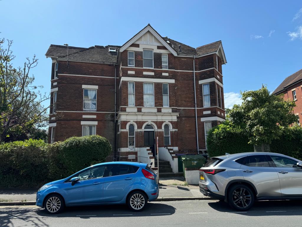Lot: 92 - FLAT IN POPULAR WEST END OF FOLKESTONE - General view of property